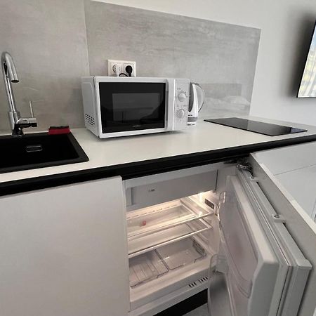 Air Conditioned 1 Room Apartment Vienna Gate, 2 Bratislava Bagian luar foto