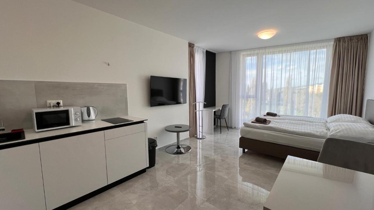 Air Conditioned 1 Room Apartment Vienna Gate, 2 Bratislava Bagian luar foto