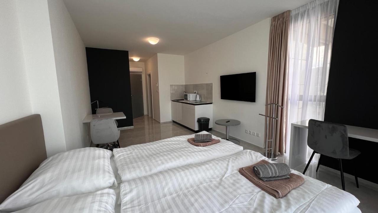 Air Conditioned 1 Room Apartment Vienna Gate, 2 Bratislava Bagian luar foto