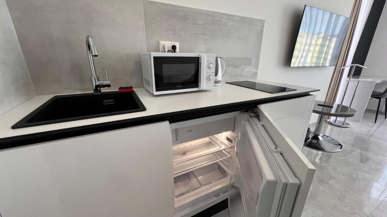 Air Conditioned 1 Room Apartment Vienna Gate, 2 Bratislava Bagian luar foto