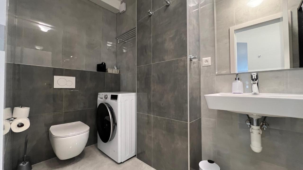 Air Conditioned 1 Room Apartment Vienna Gate, 2 Bratislava Bagian luar foto