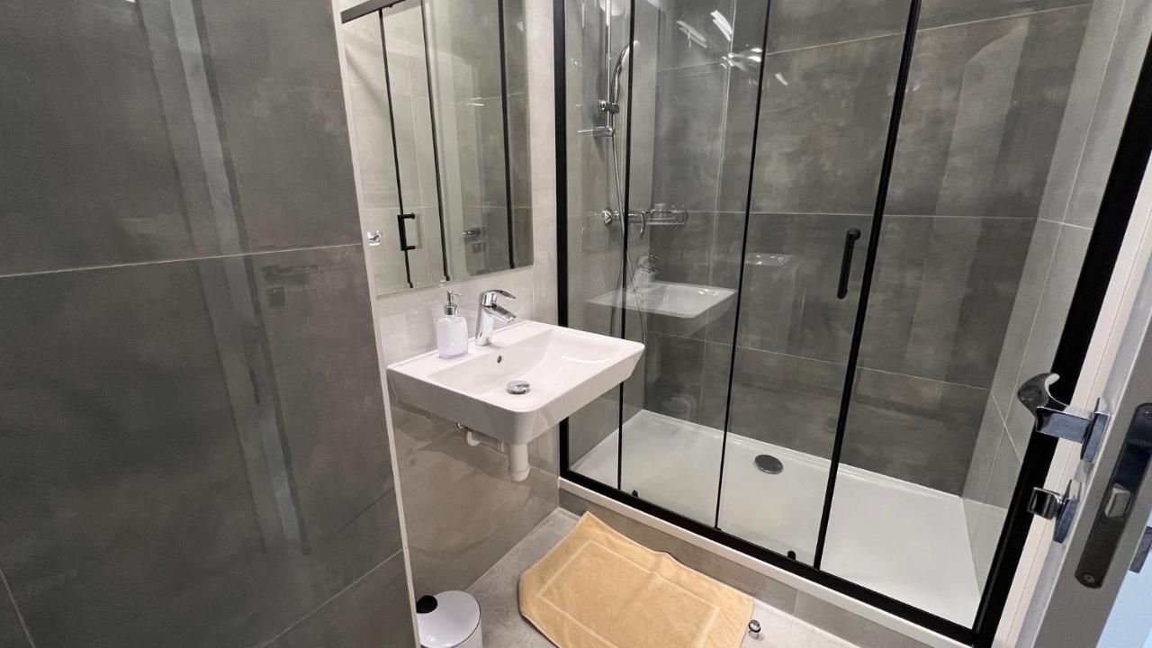 Air Conditioned 1 Room Apartment Vienna Gate, 2 Bratislava Bagian luar foto