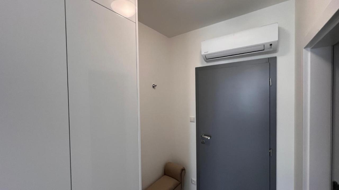 Air Conditioned 1 Room Apartment Vienna Gate, 2 Bratislava Bagian luar foto